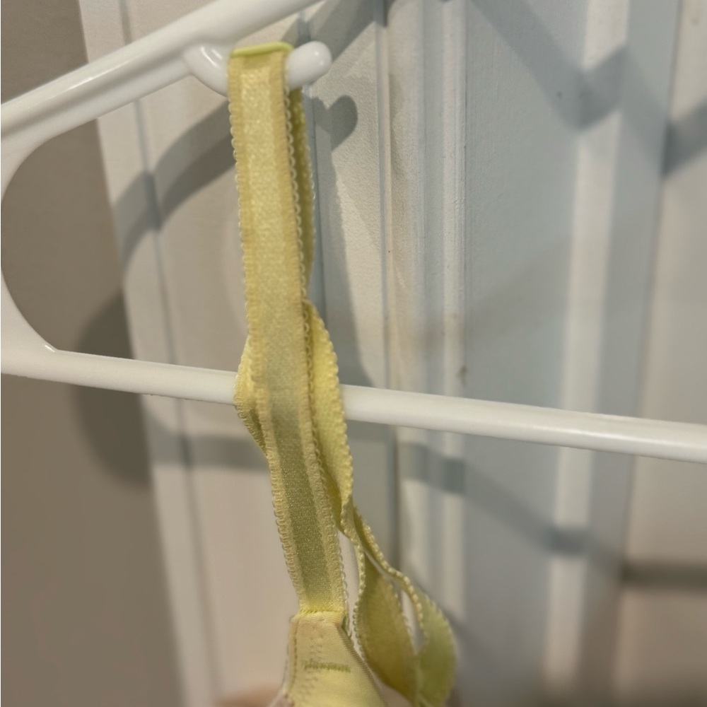 VICTORIA’S SECRET BRAND, Elegant Lace Trimmed Bra in Yellow, Sz (32D) Clothing - Picture 6 of 16